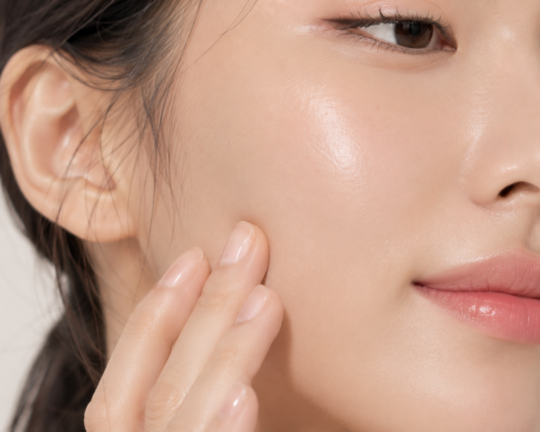 mujer coreana con piel saludable y luminosa junto a productos de skincare coreano en ambiente minimalista